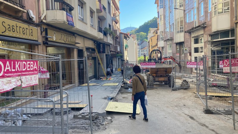 Arragueta kalean oinezkoen ibilbidea aldatu dute obrak direla eta