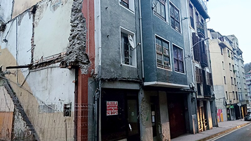 Arraguetako 17. zenbakia aurri egoeran dagoenez bizilagunak ezin izango dira bueltatu