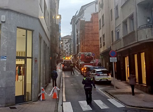 Arraguetako etxe batetik teilatu zati bat erori da eta kalea itxita dago