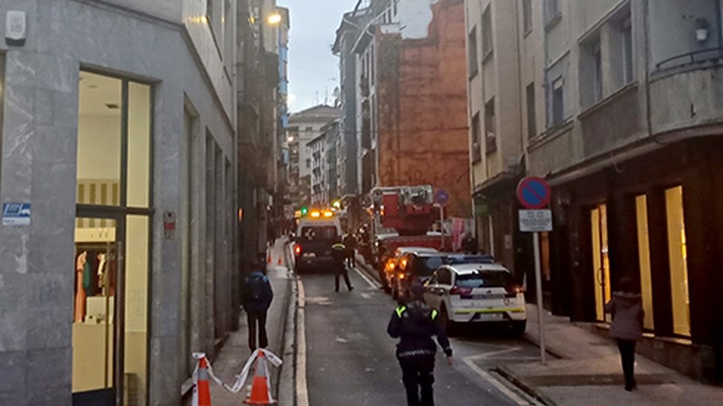 Arraguetako etxe batetik teilatu zati bat erori da eta kalea itxita dago
