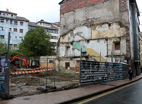 Arraguetako etxe zaharrak bota ahal izateko aurrelanak hasi dira