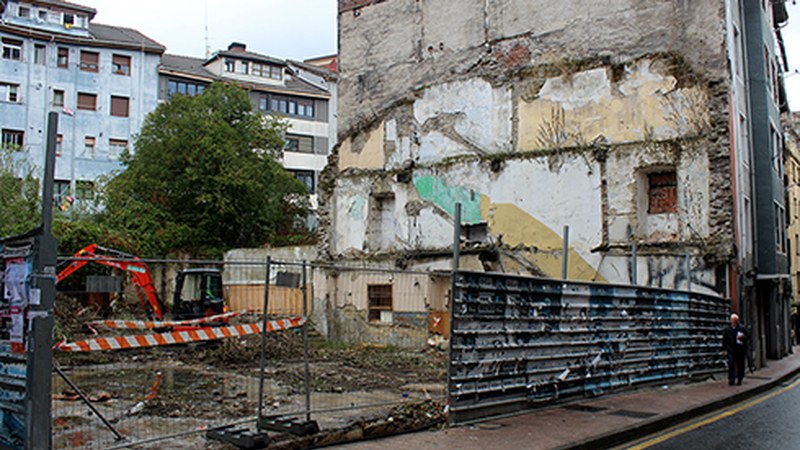 Arraguetako etxe zaharrak bota ahal izateko aurrelanak hasi dira