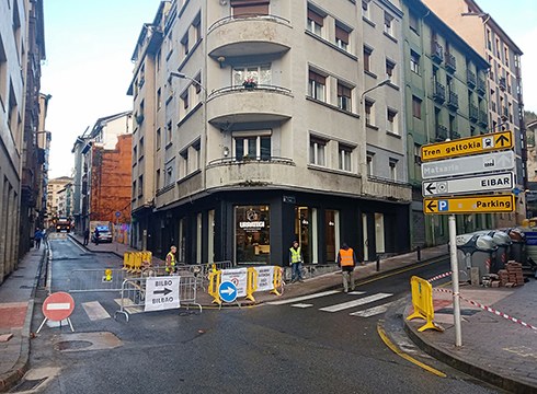 Arraguetako etxeak eraitsi arte kaleak itxita jarraituko du eta trafikoan aldaketak egongo dira