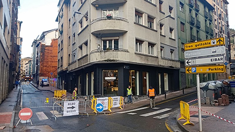 Arraguetako etxeak eraitsi arte kaleak itxita jarraituko du eta trafikoan aldaketak egongo dira