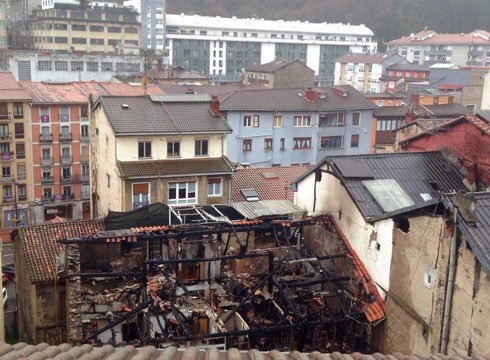 Arraguetan erre den etxea eraistea erabaki dute