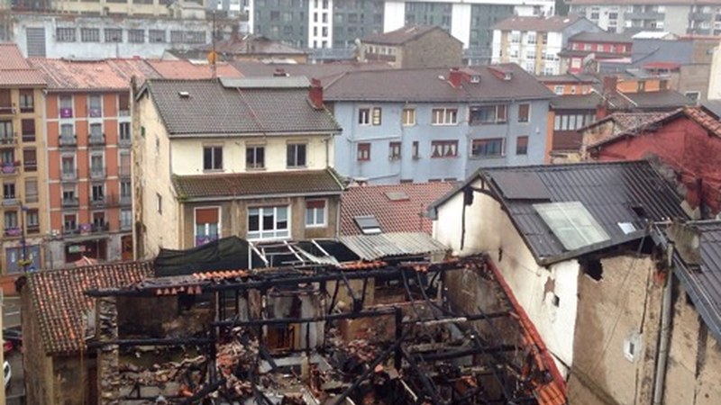 Arraguetan erre den etxea eraistea erabaki dute