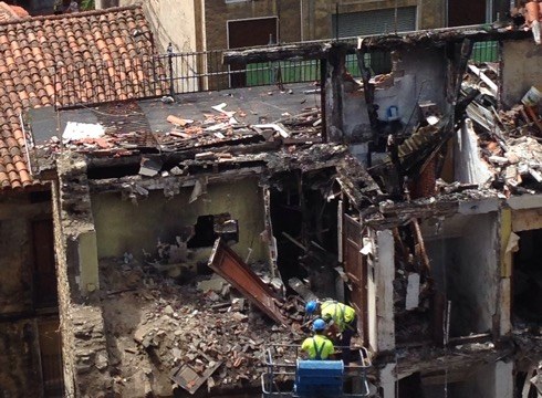 Arraguetan erre zen etxea eraisten dihardute