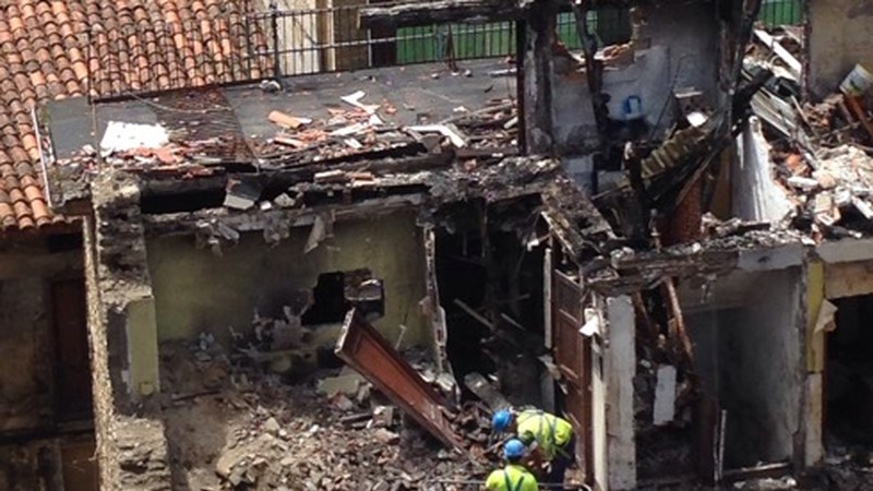 Arraguetan erre zen etxea eraisten dihardute