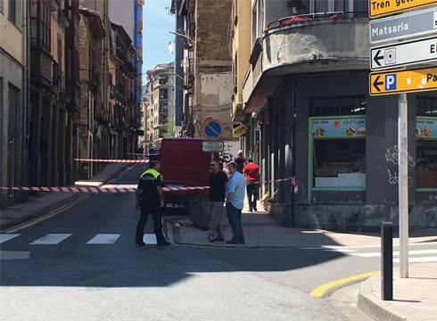 Arraguetan erre zen etxean harriak jausi egin dira eta kalea 20 minutuz itxita egon da