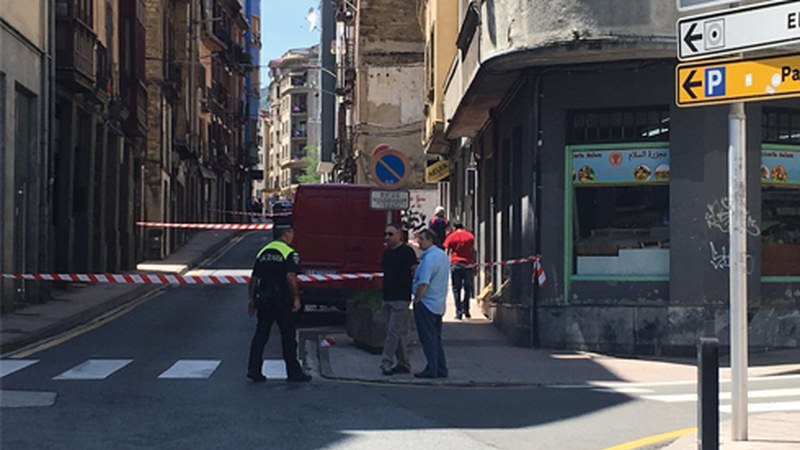 Arraguetan erre zen etxean harriak jausi egin dira eta kalea 20 minutuz itxita egon da