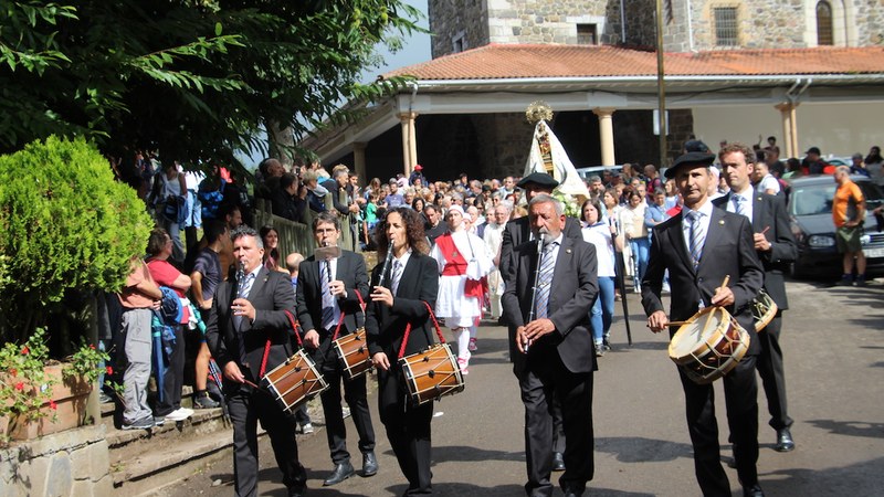 Arrateko Amak distira egin zuen elizatik gurutzeraino
