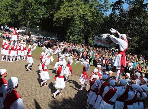 Arrateko Amaren dantzak eskainiko dituzte Kezkako dantzariek domeka eguerdian
