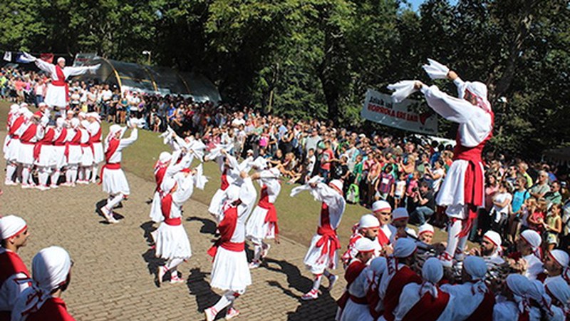 Arrateko Amaren dantzak eskainiko dituzte Kezkako dantzariek domeka eguerdian
