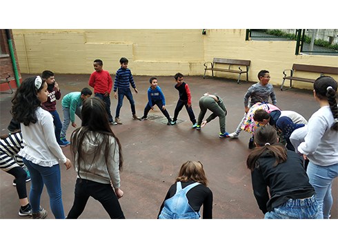 Arrateko Andra Mari eskolako ikasleek 'Zubi zubi' izeneko jolasa proposatu digute.