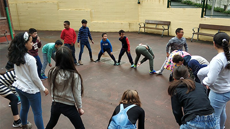 Arrateko Andra Mari eskolako ikasleek 'Zubi zubi' izeneko jolasa proposatu digute.