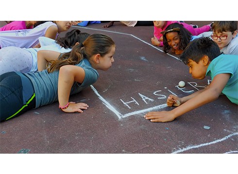 Arrateko Andra Mari eskolako ikasleekin 'Ping-pong' jolasa ikasi dugu