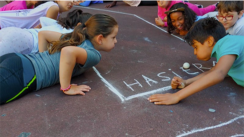 Arrateko Andra Mari eskolako ikasleekin 'Ping-pong' jolasa ikasi dugu