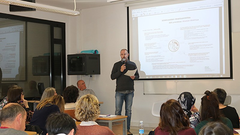 Arrateko Andra Marik "Aniztasun soziala eskolan: komunitatearen ahotsak" jardunaldietan parte hartu du