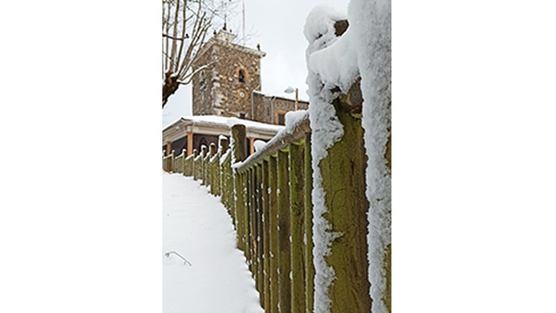 Arrateko errepidea itxita dago izotzarengatik