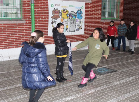 Arrateko Andra Mari ikastetxekoek Zapiaren jokoa azaldu digute (BIDEOA)