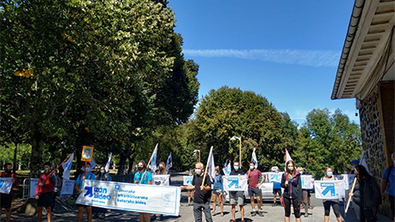 Arratera mendi martxa egin dute gaur, euskal presoen eskubideak aldarrikatzeko