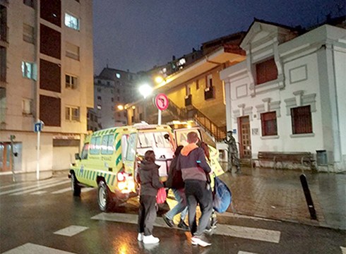 Arratetik jaisteko modurik ez zuten hiru adin txikikori lagundu diete DYA-ko boluntarioek