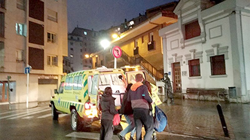 Arratetik jaisteko modurik ez zuten hiru adin txikikori lagundu diete DYA-ko boluntarioek