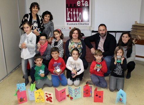 Arratsalde bikaina gabonetako apaingarriak familia giroan prestatzen