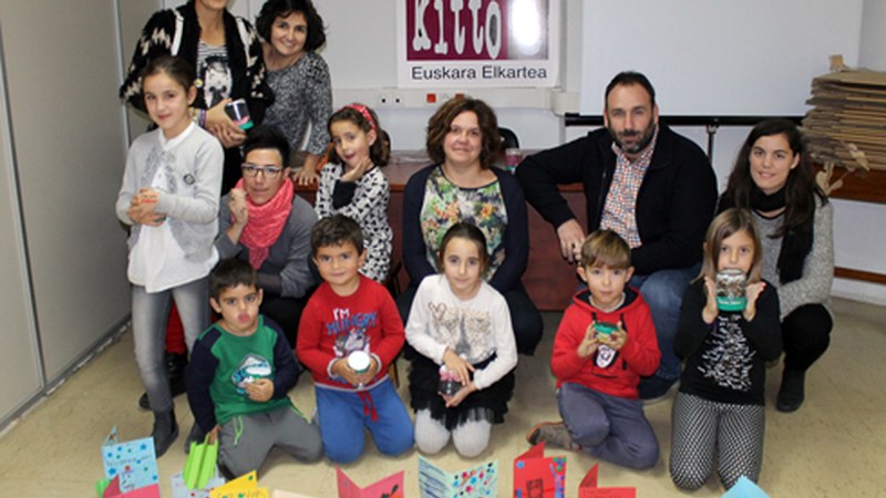 Arratsalde bikaina gabonetako apaingarriak familia giroan prestatzen