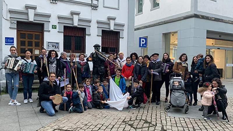 Arratsalde osoan ibili dira kalejiran, Santa Agedari koplak kantatzen