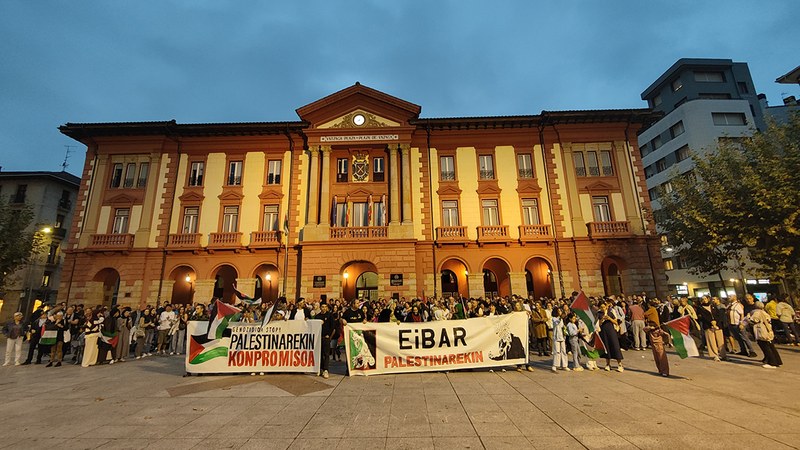 Arratsaldean ere ehundaka eibartar elkartu dira Untzagan, Gernika Palestina herri ekimenak egindako deiari erantzunez