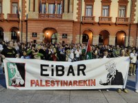 Arratsaldean ere ehundaka eibartar elkartu dira Untzagan, Gernika Palestina herri ekimenak egindako deiari erantzunez