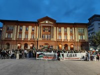 Arratsaldean ere ehundaka eibartar elkartu dira Untzagan, Gernika Palestina herri ekimenak egindako deiari erantzunez