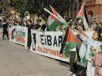 Arratsaldean ere ehundaka eibartar elkartu dira Untzagan, Gernika Palestina herri ekimenak egindako deiari erantzunez