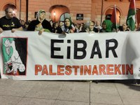 Arratsaldean ere ehundaka eibartar elkartu dira Untzagan, Gernika Palestina herri ekimenak egindako deiari erantzunez