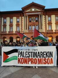 Arratsaldean ere ehundaka eibartar elkartu dira Untzagan, Gernika Palestina herri ekimenak egindako deiari erantzunez