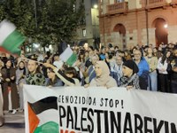 Arratsaldean ere ehundaka eibartar elkartu dira Untzagan, Gernika Palestina herri ekimenak egindako deiari erantzunez