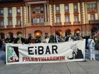Arratsaldean ere ehundaka eibartar elkartu dira Untzagan, Gernika Palestina herri ekimenak egindako deiari erantzunez