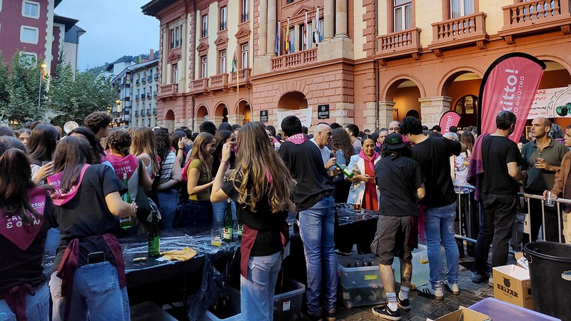 Arratsaldean ere sagardoa euskaraz dastatzeko aukera ederra egon da Untzagan