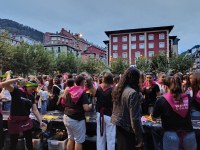Arratsaldean ere sagardoa euskaraz dastatzeko aukera ederra egon da Untzagan