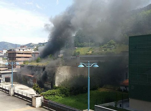 Arratsaldean sua piztu da Otaola Hiribidean hutsik dagoen Norica tailerrean