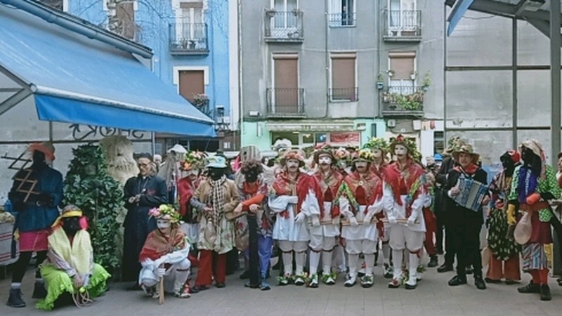 Arratsaldeko 19:00etatik aurrera koko-marruak eta koko-dantzariak herrian kalejiran ibiliko dira