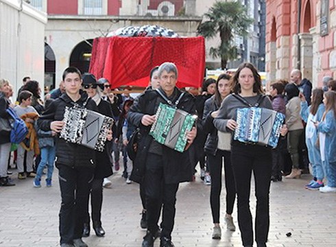 Arratsalderako prestatu duten egitarauarekin agurtuko ditugu Aratosteak