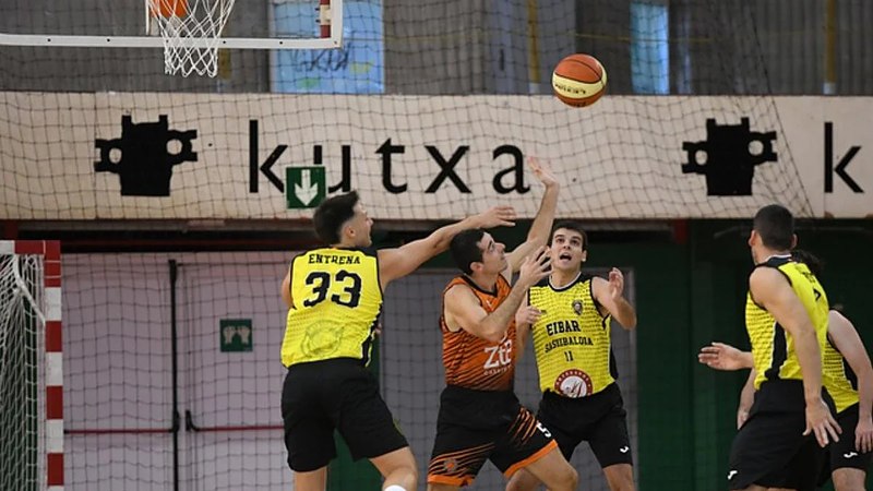 Artesanos Juantxo saskibaloi taldeak pauso bat atzera egin du mailari eusteko borrokan