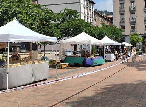 Artisau Azoka egin da gaur goizean Urkizun