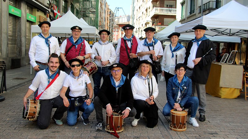 Artisau eta baserritarren azokak bete zuen zapatu goiza