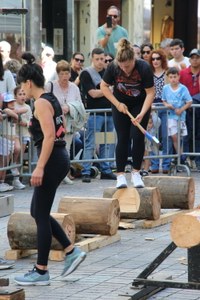 Artisau eta baserritarren azokak bete zuen zapatu goiza