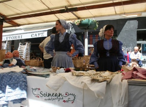 Artisau eta baserritarren azokarekin ekingo zaio Euskal Jaiko zapatuari