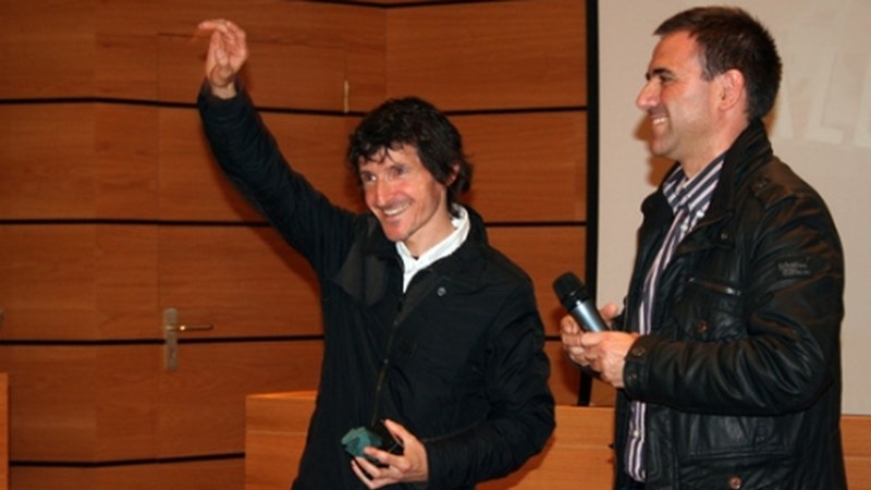 Asier Cuevasek udalaren errekonozimendua jaso du