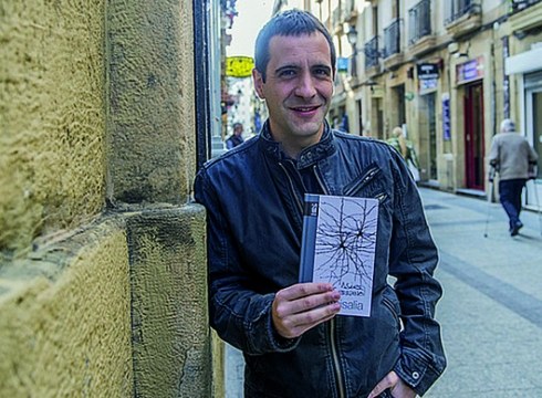Asier Serrano (idazle eta musikaria): "Iradokitzailea da 'Abisalia', botereari buruz nire obsesioek hartu duten bidea"